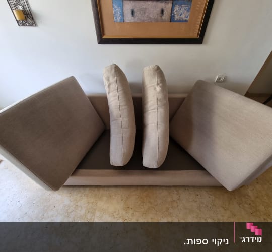 כריות ספה מונחות על ספה לניקוי